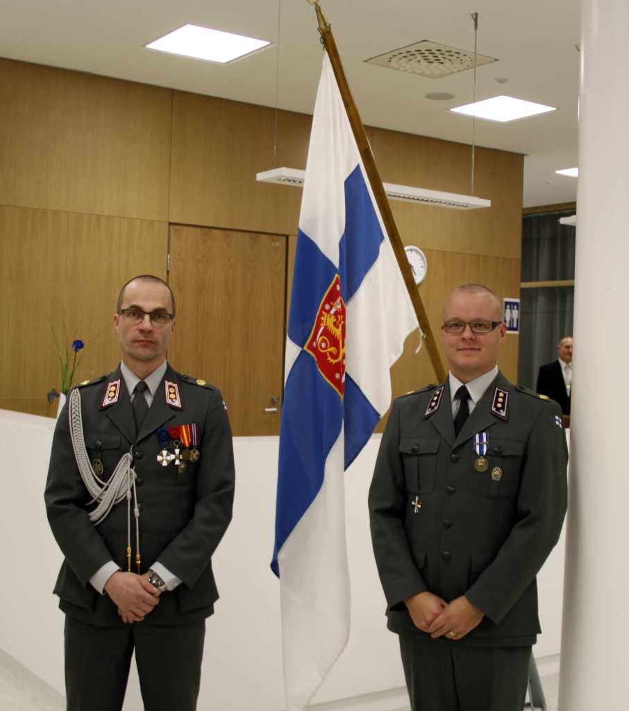 Evl JUkka Kentala ja kapt Toni Pelho reserviläisten ylentämis- ja palkitsemistilaisuudessa 4.12.2015.