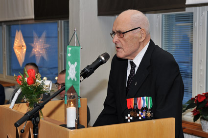 Veteraani Pentti Koskinen kiittää.