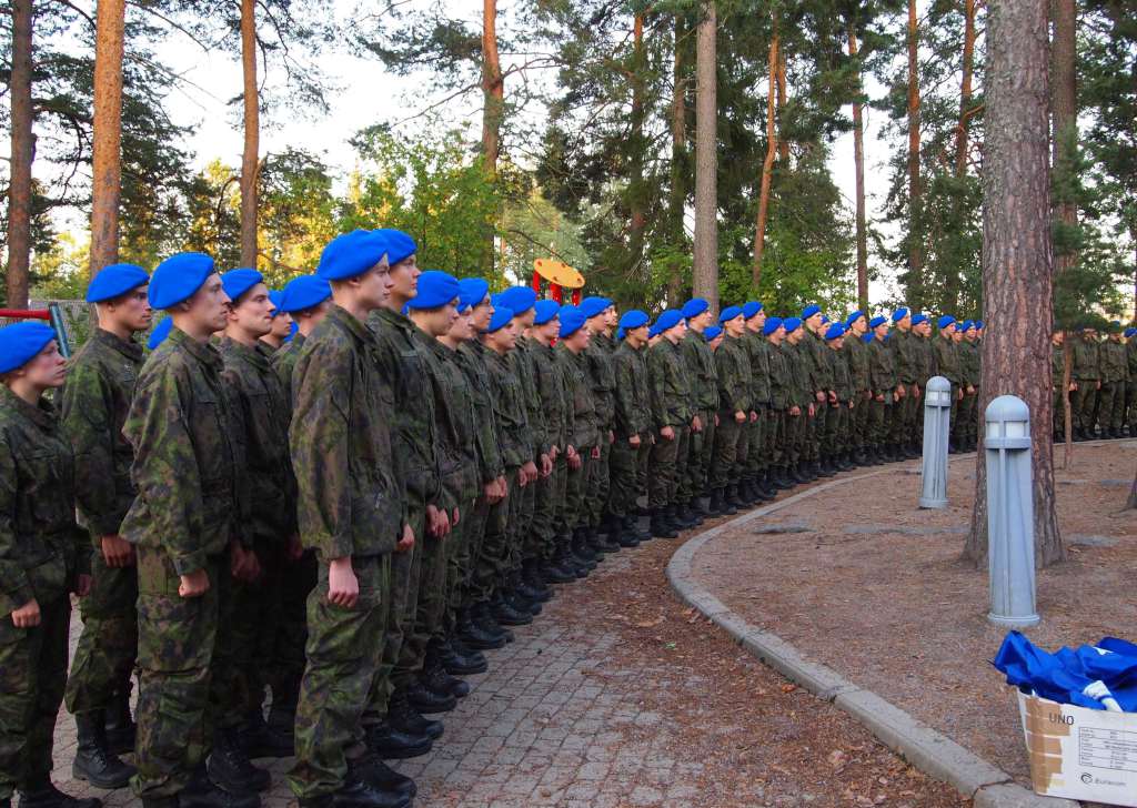 Ilmasotakoulun varusmiehet järjestäytyneet keräykseen 12.8.220144 Tikan koululla