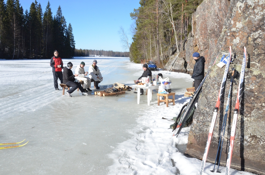 Hiihtäjiä virkistystauolla, oikealta Pirkko Hämäläinen, Rauno Haarala, Kari Hämäläinen, Kauko Ikäheimonen, Eila Toikkanen ja Eero Masalin. 