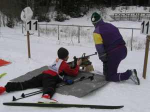 Nuori kilpailuja nro 4 ampumassa, Heino Malinen opastaa. Kuva vuodelta 2008.