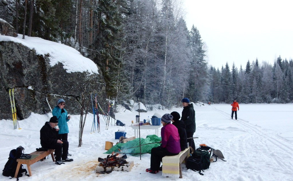 Viitasaaren hiihtopäivän taukopaikka tarjoiluineen.