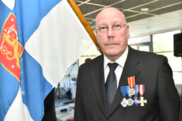 Ylilres Jarmo Siltanen vastaanotti sotilasansiomitalin ja RUL kultaisen ansiomitalin.