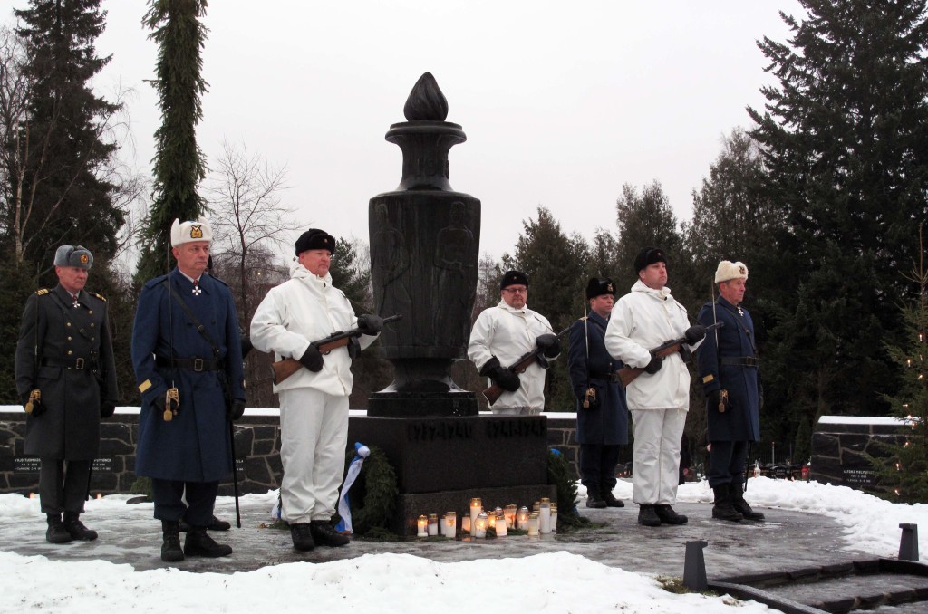 Kenraali/eversti -vartio vaihtuu reserviupseerivartioon Jyväskylän sankaripatsaalla 24.12.2016.