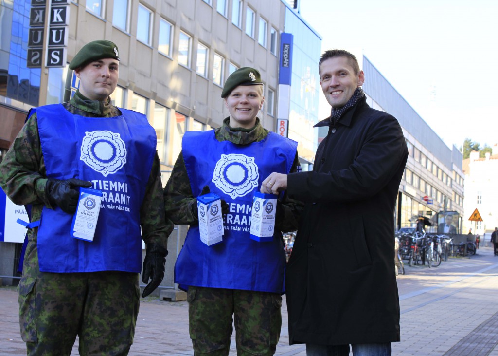 Kiekkokaukalosta veteraaneja tukemaan