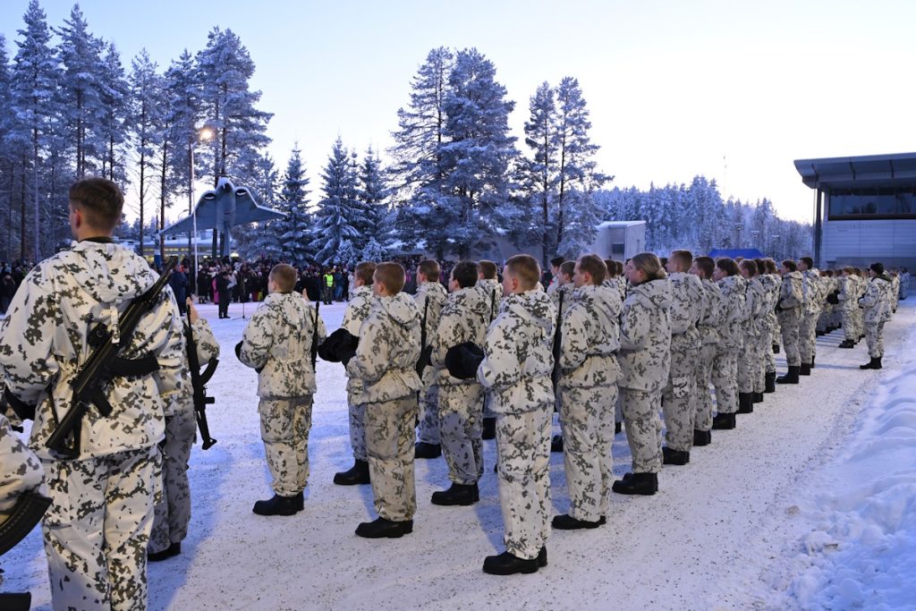 Ilmasotakoulun saapumiserän 1/2026 alokkaat vannoivat sotilasvalan – Juha Vimpari valan esilukijana