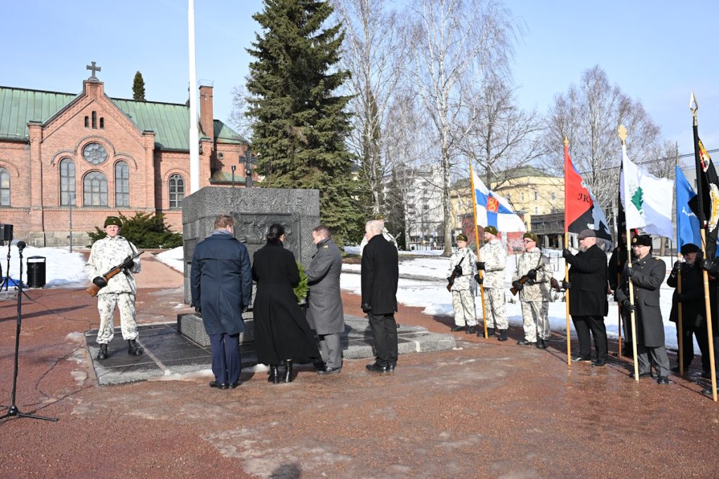 Talvisodan päättymisestä 86 vuotta – Jyväskylässä muistotilaisuus Taipaleen patsaalla