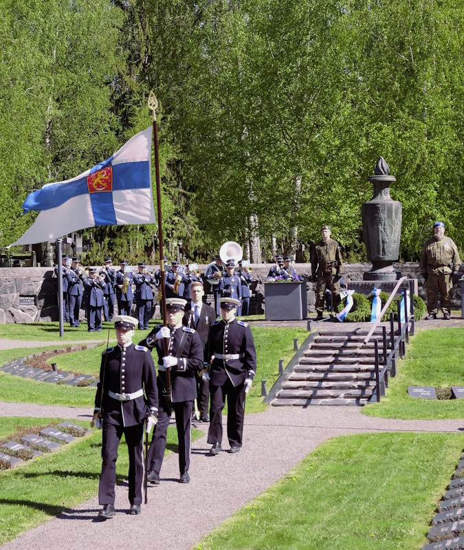 Kaatuneitten muistopäivänä laskettiin seppeleet